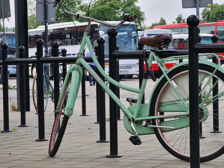 Stojaki na rowery przy dworcu Toruń Miasto.