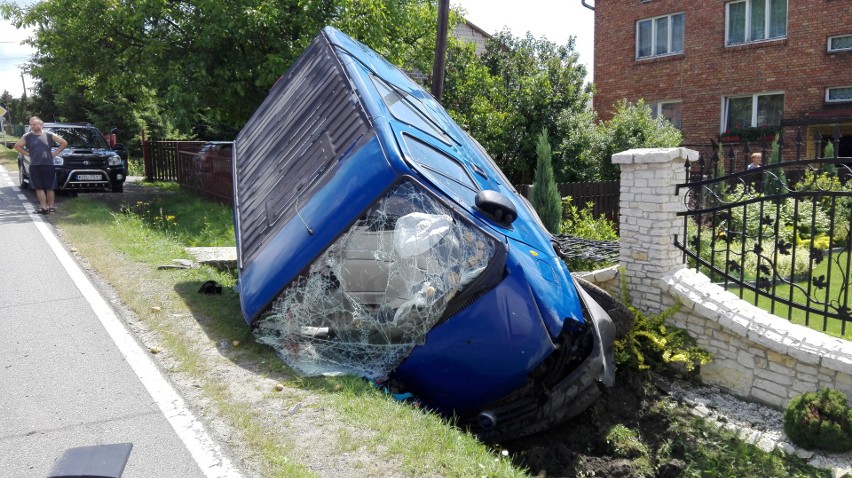 Kosmolów. Zderzyły się trzy auta. Dwie osoby trafiły do szpitala