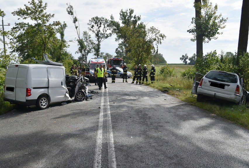 Dwa samochody osobowe zderzyły się w miejscowości Piastoszyn...