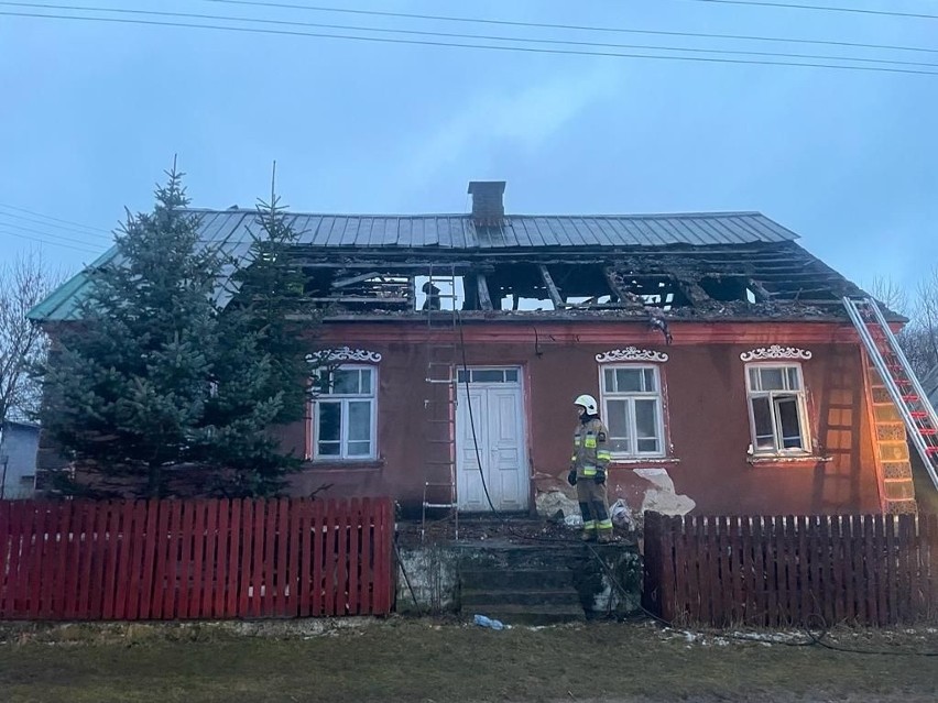Siedem zastępów straży pożarnej gasiło w nocy pożar domu w Kopciówce na Podlasiu. Budynek nie nadaje się do zamieszkania