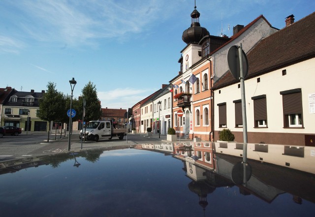 Przewodniczącemu rady miasta prokurator przedstawił zarzut dotyczący żądania wspólnie i w porozumieniu z ówczesnym burmistrzem. Natomiast radnej przedstawiono zarzut utrudnienia prowadzonego postępowania w celu uniknięcia odpowiedzialności karnej przez ówczesnego burmistrza.