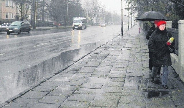 Idąc chodnikiem wzdłuż ul. Szczecińskiej w Stargardzie trzeba uważać zarówno na dziury, jak i kałuże.