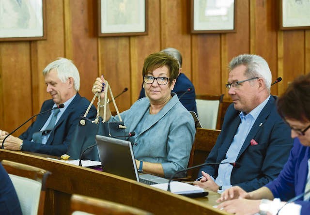 Radna województwa Dorota Jakuta podkreśla, że budżety instytucji kultury, takich jak opera czy filharmonia, nie zmieniają się od 2011 roku, co w praktyce oznacza, że co roku mają mniej pieniędzy na swoje cele statutowe