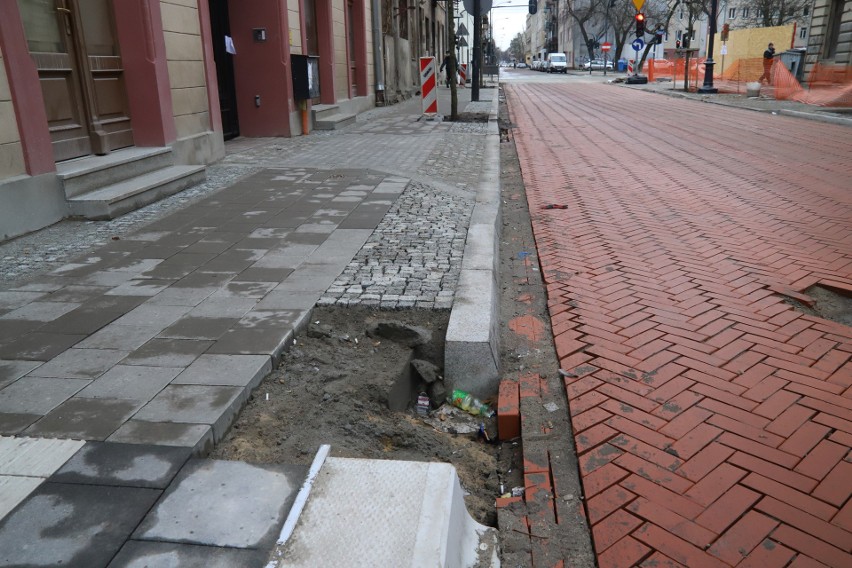 Tak nawierzchnia ulicy Jaracza w Łodzi prezentowała się w...