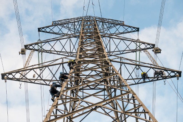 Trwa budowa linii wysokiego napicia 400 kV Piła-Krzewina Plewiska. Obecnie trwają prace w Dąbrowie. Przypomnijmy, że stara linia 220 kV Piła Krzewina - Plewiska funkcjonowała od 1965 roku. Nowa linia będzie przebiegać przez gminy takie, jak: Dopiewo, Tarnowo Podgórne, Rokietnica, Kaźmierz, Szamotuły, Oborniki, Połajewo, Czarnków, Ujście, Chodzież, Kaczory. Na miejscu pojawił się nasz fotoreporter, który sprawdził, jak pracuje się na wysokościach. Zobacz w galerii, jak wyglądają prace przy budowie nowej linii wysokiego napięcia.Czytaj dalej -->