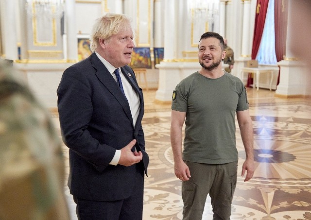 Boris Johnson: Przez ostatnie sześć miesięcy Wielka Brytania stała ramię w ramię z Ukrainą, wspierając ten suwerenny kraj, aby bronił się przed tym barbarzyńskim i nielegalnym najeźdźcą.