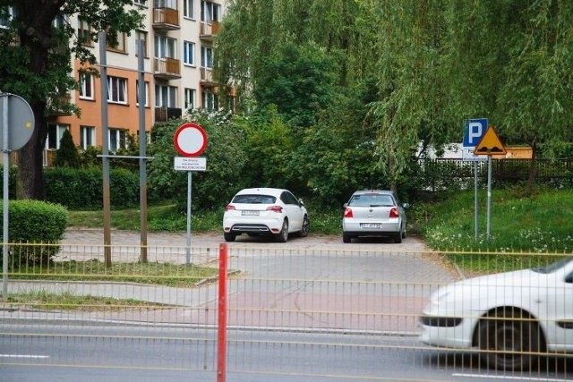 Pod znakiem  wisi tabliczka, która informuje, że na parkingu zakaz ruchu nie obowiązuje mieszkańców osiedla. Inni kierowcy, którzy tu wjadą muszą liczyć z tym, że zostaną ukarani mandatem.