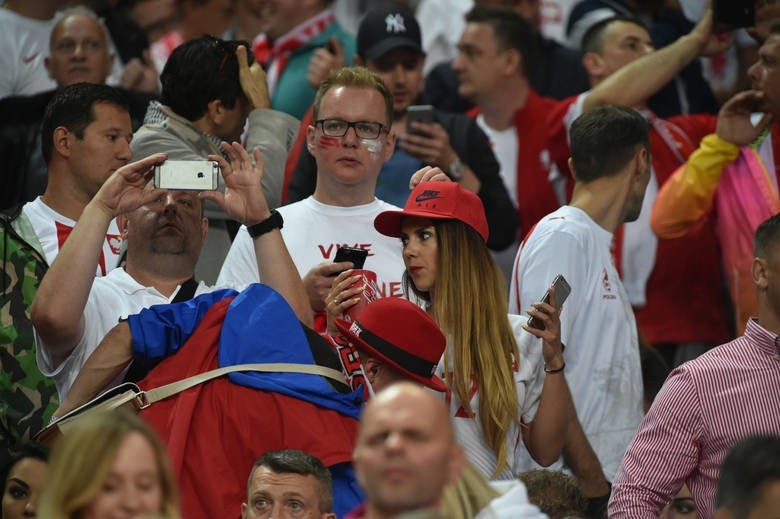 Piękne fanki na trybunach stadionu w Paryżu 