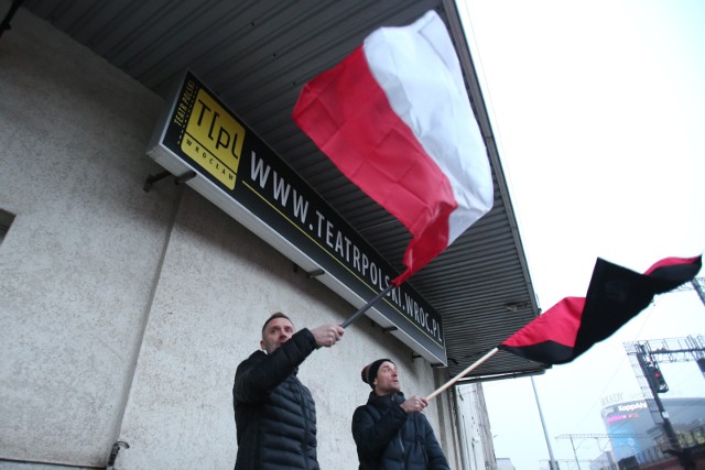W grudniu zeszłego roku część aktorów protestowała z flagami przeciwko dyrektorowi Cezaremu Morawskiemu.