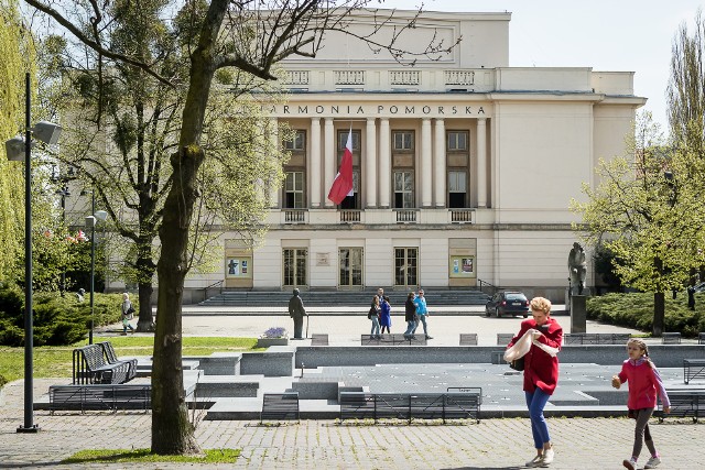 Placowi przed frontem gmachu Filharmonii Pomorskiej w Bydgoszczy 13 sierpnia 2021 r. zostanie uroczyście nadane imię Krzysztofa Pendereckiego