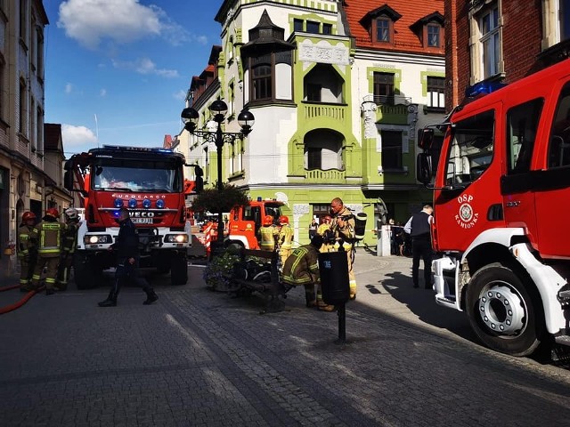 Kamienica w centrum Mikołowa w kłębach dymu. Ewakuowano 15 osób.Zobacz kolejne zdjęcia. Przesuwaj zdjęcia w prawo - naciśnij strzałkę lub przycisk NASTĘPNE