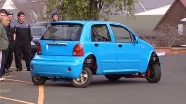 Obrotowe auto lekiem na kłopoty z parkowaniem. Zobacz film