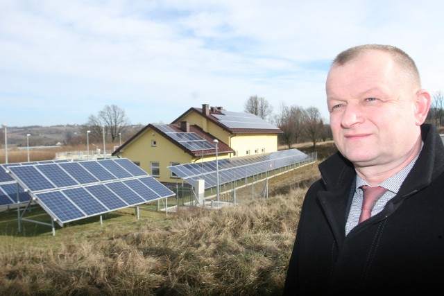 Farma fotowoltaiczna dostarcza energię dla oczyszczalni ścieków w Wojnarowej. - Gmina oszczędza na prądzie, nie będzie też podwyżki cen za odbiór ścieków - wskazuje Leszek Skowron, wójt Korzennej