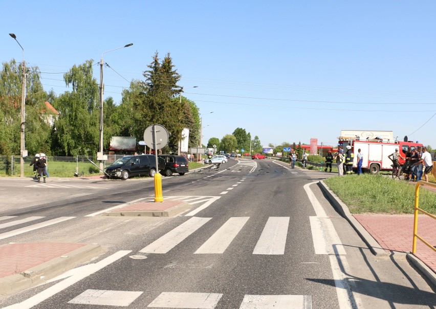 Stopnica. Zderzenie trzech samochodów na drodze krajowej numer 73, siedem osób rannych. Droga jest zablokowana