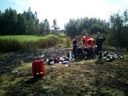 W Orzelcu Małym strażacy przyjechali gasić pożar trawy. W pobliżu znaleźli nieprzytomnego mężczyznę. Niestety, nie udało się go uratować