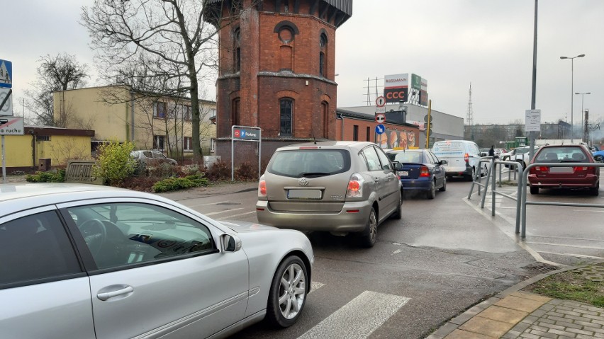 W czwartek, 31 grudnia, na parkingach pod sklepami w Słupsku...