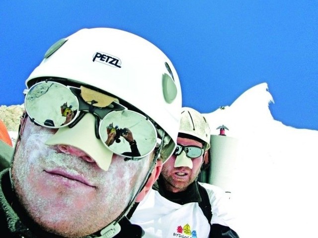 Łukasz Karpiński z przodu i Darek Suchomski za nim, obaj z bydgoskiego klubu wysokogórskiego, rozgoryczeni schodzą spod szczytu Gasherbrum II