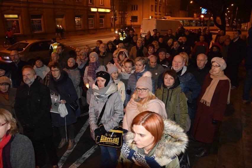 Kolejny protest w obronie sądów w Kielcach. Pod Sądem Okręgowym było 100 osób