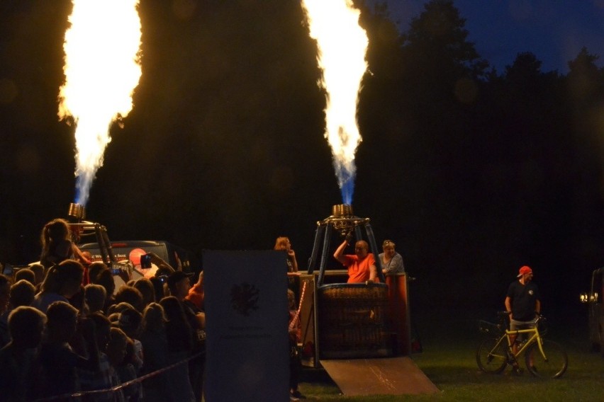 W Lipnie podczas przystanku Festiwalu Balonowego można było podziwiać taniec ognia za sprawą artystów z JumpFire Fireshow [zdjęcia]