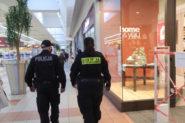 Policja i sanepid kontrolują w całym województwie sklepy, galerie handlowe, urzędy i transport miejski pod kątem noszenia maseczek.