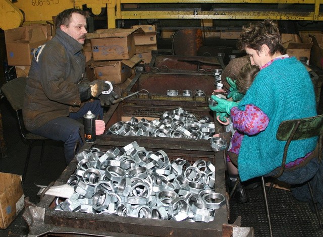 Sposób produkcji stosowany w Fabryce Łączników nie zmienił się od dziesiątków lat.