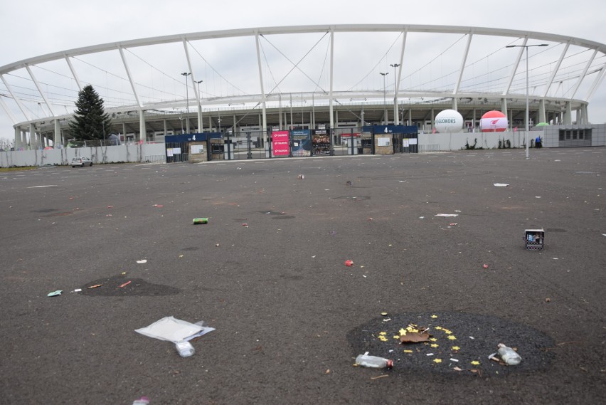 Tak wygląda teren przy Stadionie Śląskim po Sylwestrze z...