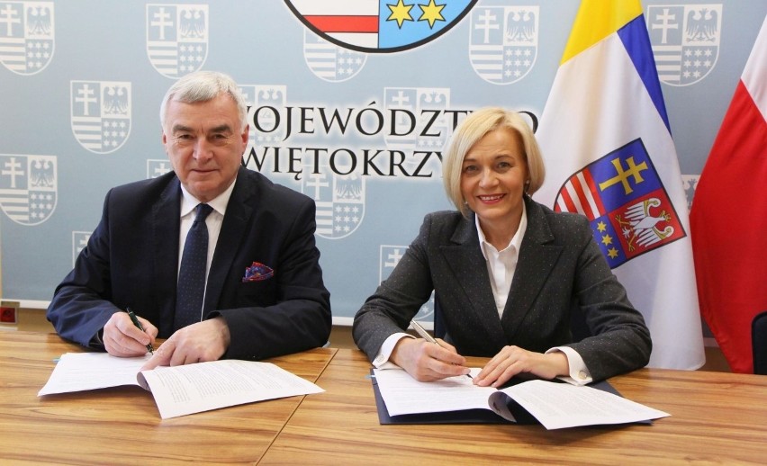 Umowy podpisywali Andrzej Bętkowski marszałek województwa i...