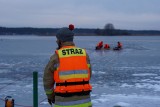 Strażacy OSP Wdzydze Tucholskie i OSP Wiele szkolili się na jeziorze Wdzydze. Ćwiczenia na kruchym lodzie