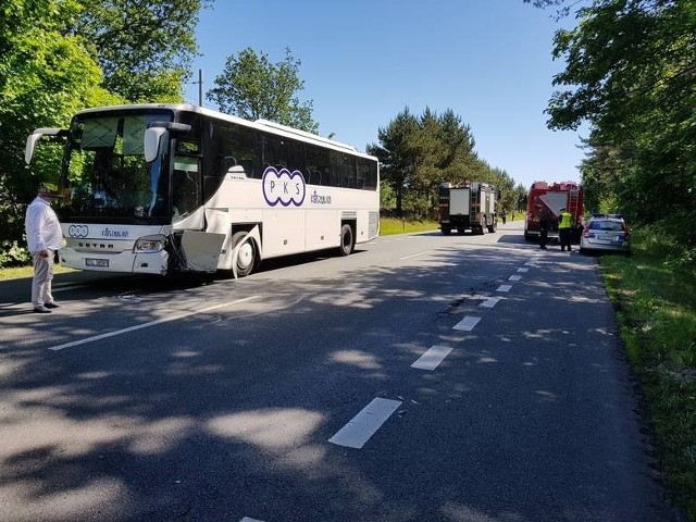 Na ulicy Wolińskiej w Świnoujściu doszło do zderzenia się samochodu osobowego z autokarem PKS Koszalin, który wiózł uczniów na wycieczkę szkolną. Do zdarzenia doszło na prostym odcinku drogi w pobliżu stacji kolejowej. - Ze wstępnych ustaleń wynika, że kierujący samochodem osobowym zjechał na lewy pas i uderzył w bok autobusu - mówi nam asp. sztab. Beata Olszewska, oficer prasowy Komendy Miejskiej Policji w Świnoujściu.Mężczyzna tłumaczył policjantom, że został oślepiony przez słońce. Na szczęście w wyniku zderzenia nikomu nic się nie stało. Oba pojazdy są jednak uszkodzone.  Jak udało nam się dowiedzieć autobusem jechała na wycieczkę grupa uczniów z Koszalina. Wszyscy przesiedli się do podstawionego autokaru. Zobacz także Koszalin: Wypadek na skrzyżowaniu ul. Fałata i ul. Wańkowicza