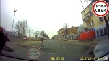 Łódź: Samochód potrącił kobietę, która wtargnęła na ulicę. Piesza spieszyła się na tramwaj... ZOBACZ WIDEO