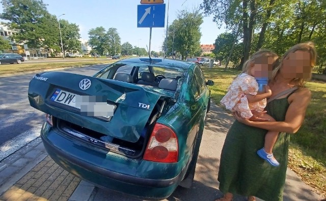 Jadący za samochodem osobowym kierowca ciągnika rolniczego, który ciągnął dwie przyczepy załadowane około 10 tonami ładunku, balotami słomy, nie zdążył wyhamować i z impetem uderzył w tył samochodu