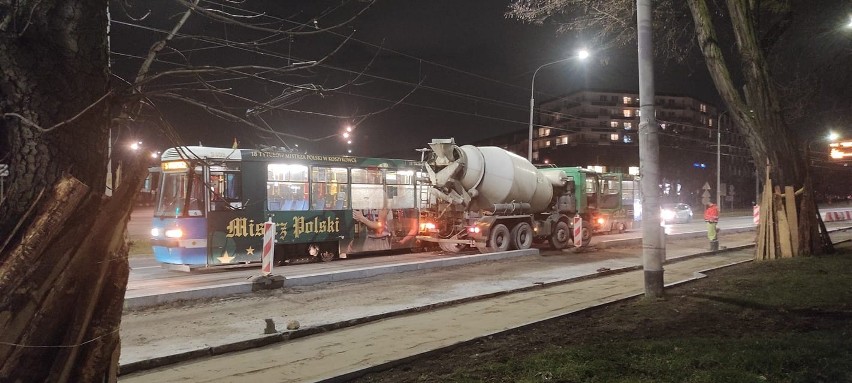 Kolizja betoniarki i tramwaju w miejscu budowy przystanków...