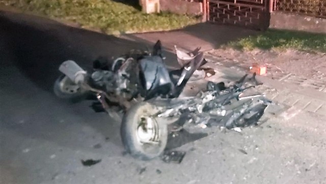 Tak wyglądał "zmasakrowany" motorower po zderzeniu z samochodem osobowym w Osieku (powiat oświęcimski), na ulicy Karolina