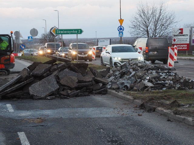 Gigantyczne korki, nerwy kierowców, przestraszeni piesi - taka atmosfera panowała już od rana we wtorek na wiadukcie na ul. Władysława IV w Koszalinie.