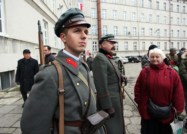 Gdy Andrzej Daszyński zakłada mundur legionowy, obok niego stoi wtedy sam marszałek Piłsudski...