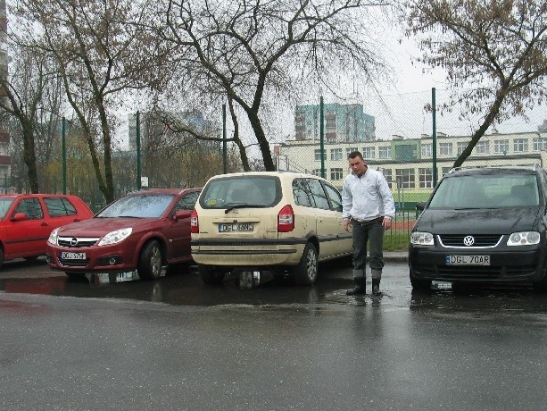 Przed cukiernią można wpaść w kałużę. - Napisałem już kolejne pismo w tej sprawie do urzędu - mówi Marcin Meryk.