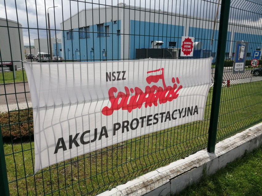 Strajkujący pracownicy przed zakładem Nexteer Automotive w...