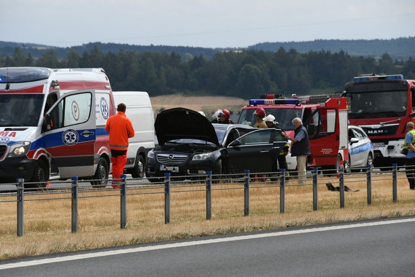 Wypadek w gminie Chęciny. Opel wbił się w tył naczepy ciężarowego TIT-a marki volvo
