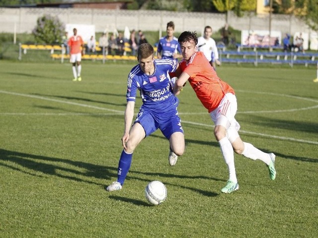 O piłkę walczą Konrad Kareta i Ostap Pulkiw (w pomarańczowej koszulce).