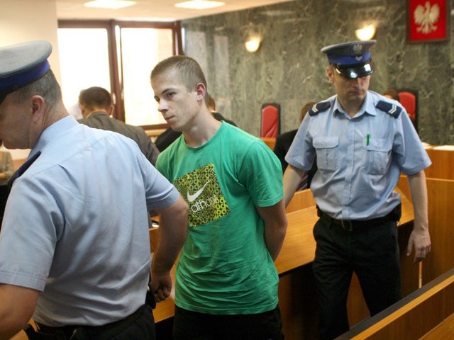 Sąd zezwolił na ujawnienie wizerunków oskarżonych. 21-letni Damian Swatek na sali rozpraw.