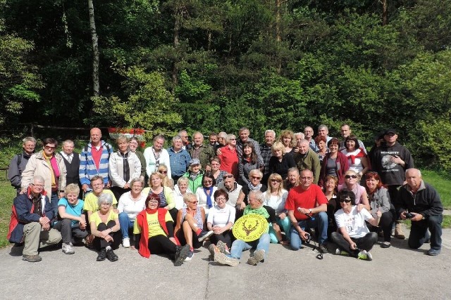 Na zdjęciach członkowie „Przygody”.  Od początku istnienia klub posiada odznakę z wizerunkiem jelenia świętokrzyskiego. W 1996 roku z okazji 30-lecia klub przyjął nazwę „Przygoda”.