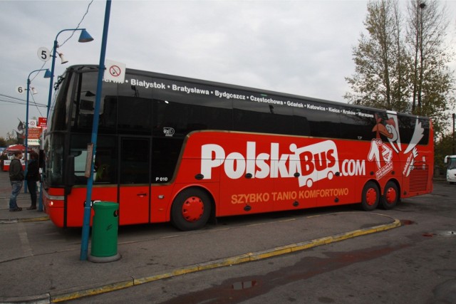 PolskiBus z powodzeniem konkuruje z PKP. Oferuje tanie połączenia i praktycznie co roku większą ofertę
