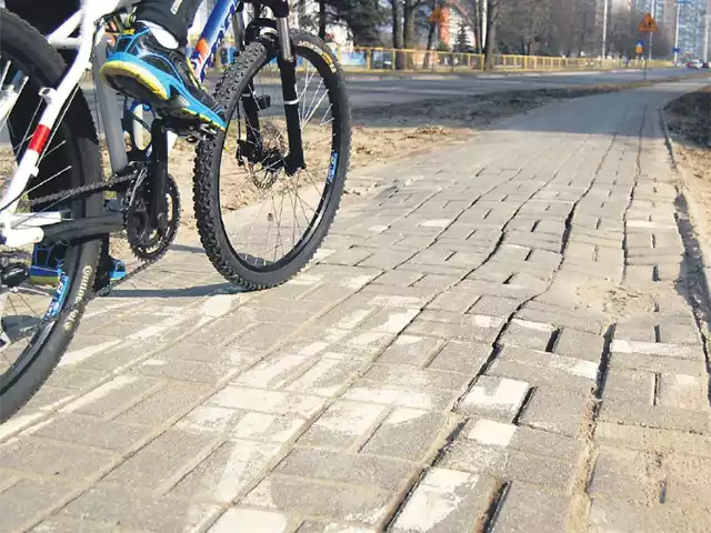 Cieszcie się rowerzyści, bo w Koszalinie będą nowe ścieżki rowerowe! I wybierajcie te nowe, bo o starych najwyraźniej zapomniano. W kilku miejscach można nieźle scentrować koło...