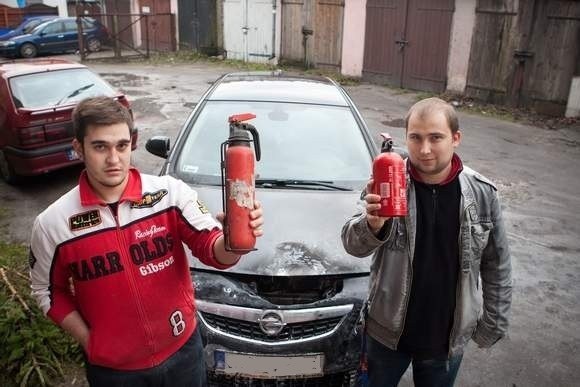 Michał Czyżewski (pierwszy z lewej) i Rafał Karpiński, pracownicy "Chaty Macochy", którzy nie zastanawiając się ugasili pożar samochodu.