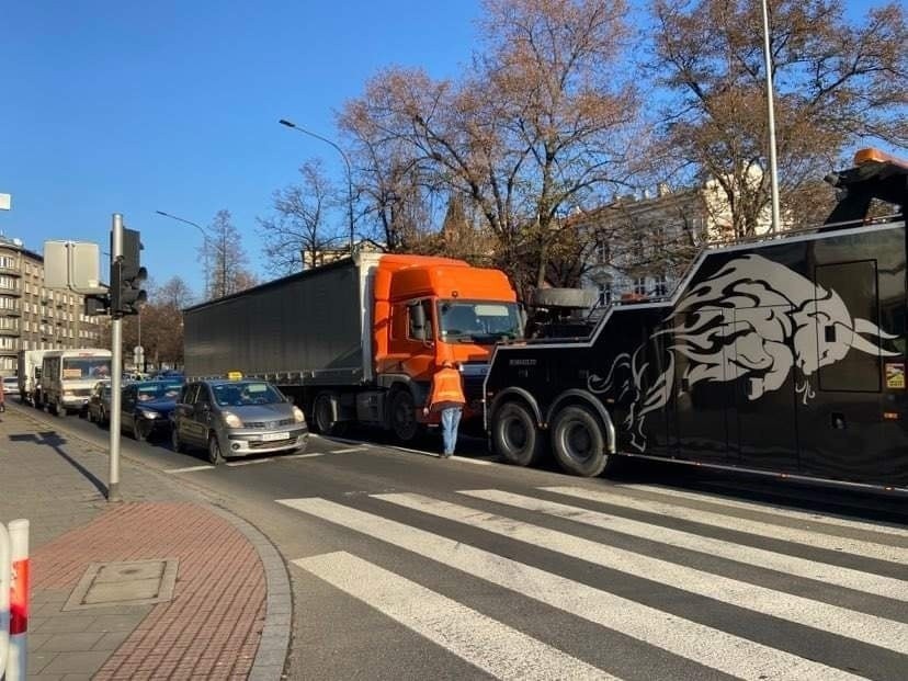 Wielka ciężarówka zablokowała Aleje Trzech Wieszczów w Krakowie. Ogromne korki!