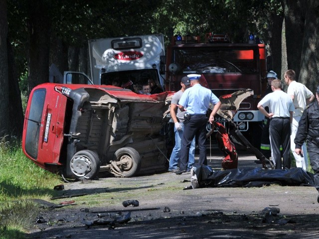 Helikopter ratunkowy przetransportował jedną osobę ranną do szpitala.