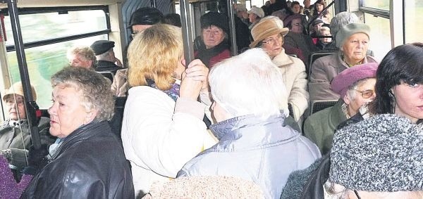 Pasażerowie MZK, którym udało się wczoraj wejść do autobusów na przystankach w okolicy stargardzkich cmentarzy, jechali mocno ściśnięci