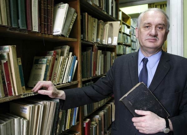 Dyrektor Stanisław Turek: - W bibliotecznym systemie komputerowym jest zarejestrowanych 3715 dłużników, którzy przetrzymują ponad 11 tys. książek.