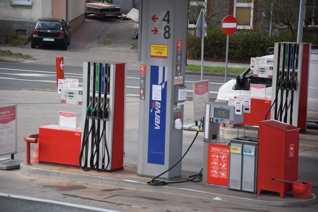 Kierowcy od dawna nie pamiętają tak niskich cen paliw. Jednak zapasów nie robią i tłumów na stacjach nie widać...