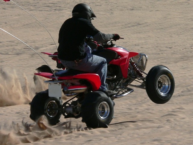 Quad, czyli motocykl na czterech kołach, przeznaczony głównie do sportu i rekreacji, może kosztować od 3000 do 10 000 zł. Jednak może to być prezent dla starszego dziecka, ponieważ quady wymagają rejestracji, tablic rejestracyjnych  i ubezpieczenia OC. Ich prowadzenie dozwolone jest na tych samych zasadach jak motoroweru lub w przypadku większych quadów prawa jazdy kategorii B1, B lub T, a w przypadku quadów 3 kołowych także kategoria A.